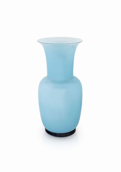 Venini, Vaso Opalino in Vetro Incamiciato Lattimo e Celeste