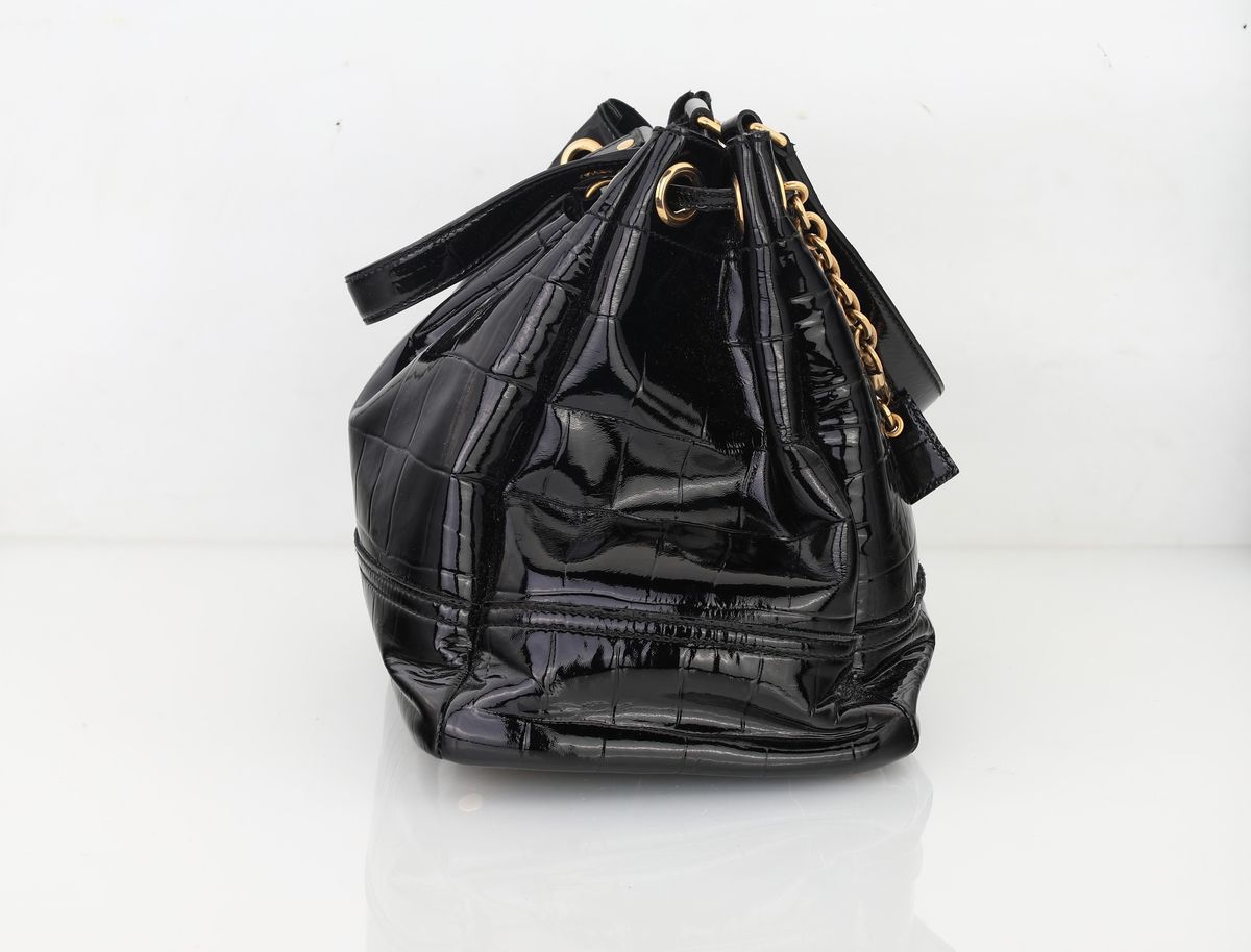 Yves Saint Laurent - Borsa a Secchiello in Pelle Verniciata Nera
