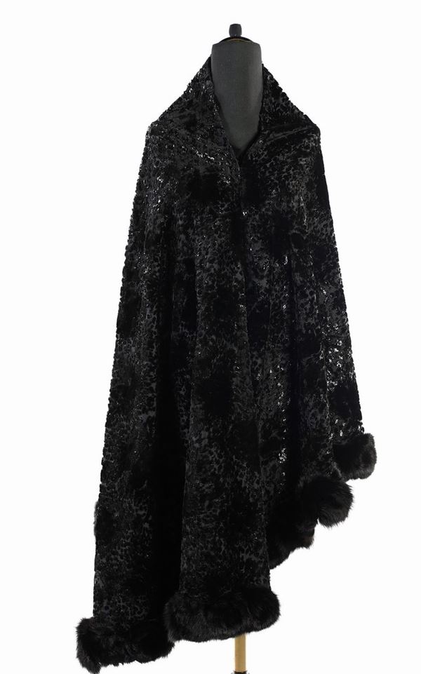 Fendi  - mantella in seta nera con bordo in pelliccia
