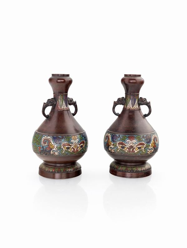 Coppia di vasi in bronzo