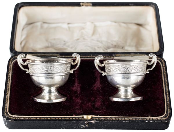 Coppia di coppette biansate in argento, Chester 1911, argentiere W.B.