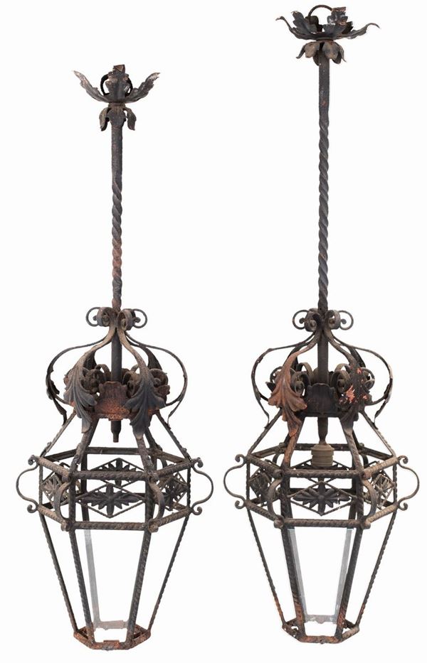 Coppia di antiche lampade pensili in ferro battuto con vetri soffiati