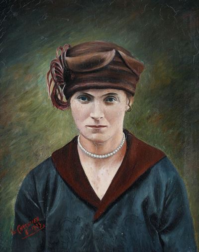 Giovane Donna con Cappello e Collana di Perle