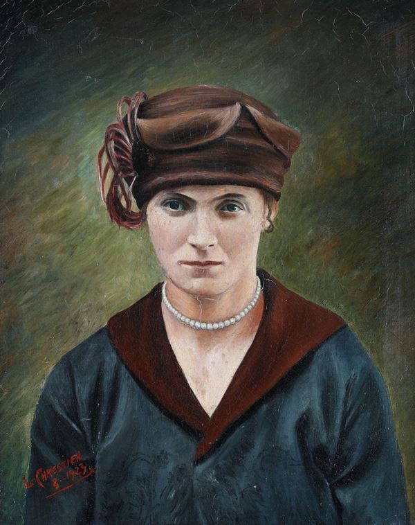 Giovane donna con cappello e collana di perle