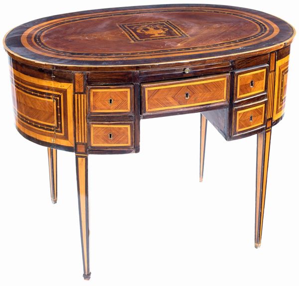 Tavolo scrivania ovale in legni di varie essenze, Napoli, fine del XVIII secolo  - Asta Fine Antiques e Tappeti - Casa d'Aste Arcadia