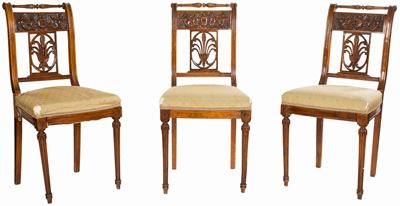 Tre sedie in legno intagliato, XIX secolo, dimensioni 84x40x38 cm