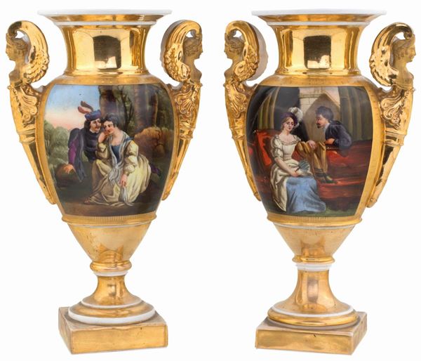 Coppia di vasi in porcellana policroma e dorata, XIX secolo