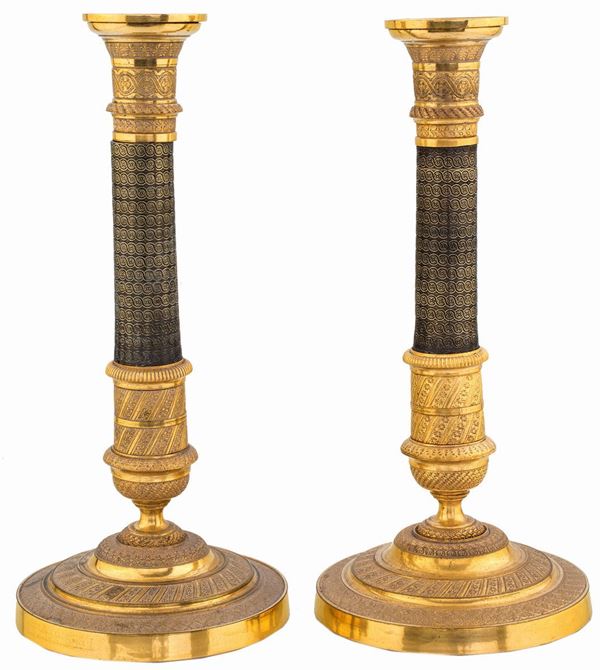 Coppia di candelieri in bronzo brunito e dorato, XIX secolo