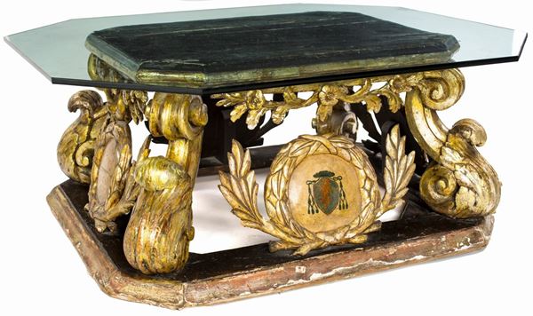 Tavolo basso in legno scolpito e dorato a mecca
