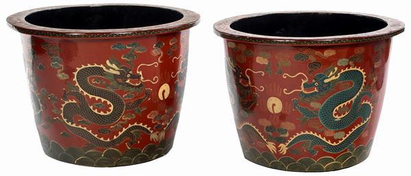 Coppia di grandi cache-pots in papier-mach&#233; laccati, Cina, XX secolo