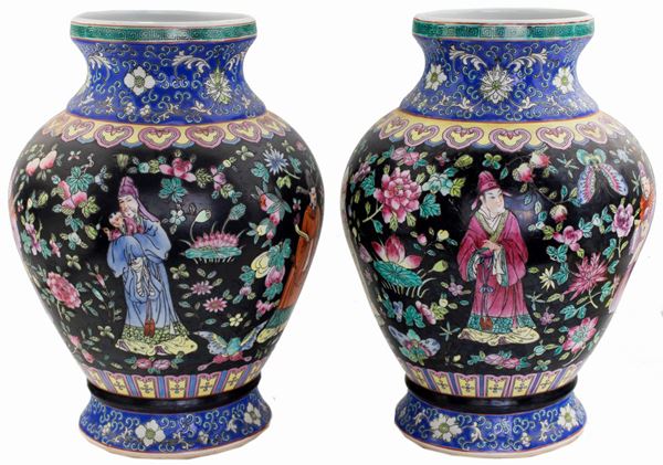 Coppia di vasi in porcellana policroma, Cina, XX secolo