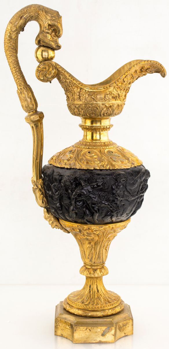 Brocca in bronzo brunito e dorato, XIX secolo  - Asta Fine Antiques e Tappeti - Casa d'Aste Arcadia