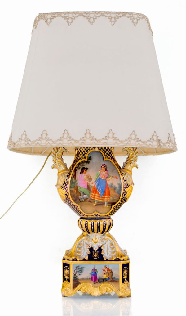 Lampada da tavolo in porcellana policroma e dorata, XIX secolo