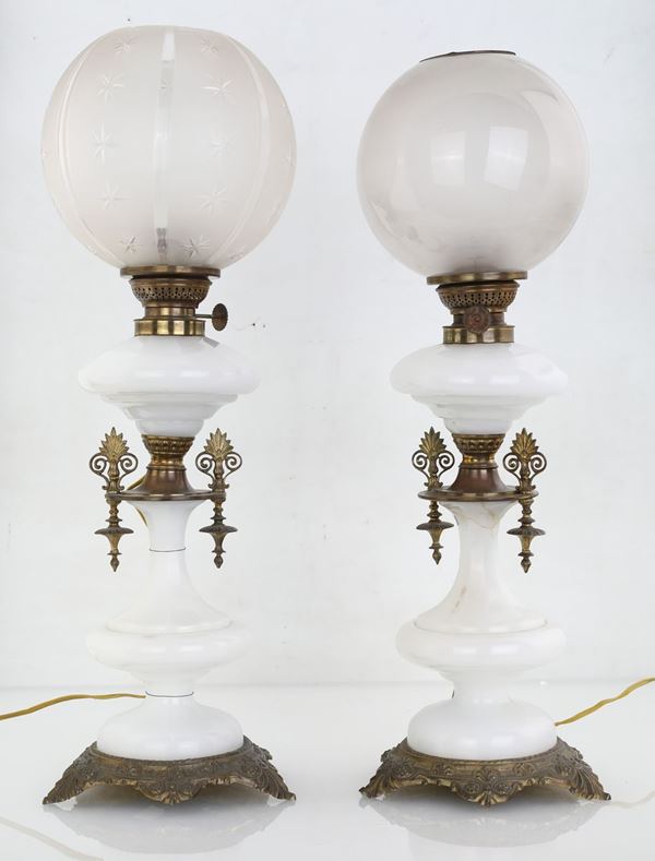 Coppia di lampade in vetro opalino bianco, inizio XX secolo