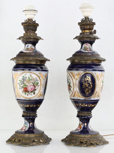 Coppia di Lampade Ad Olio in Porcellana ed Antimonio, Fine XIX/inizio XX Secolo