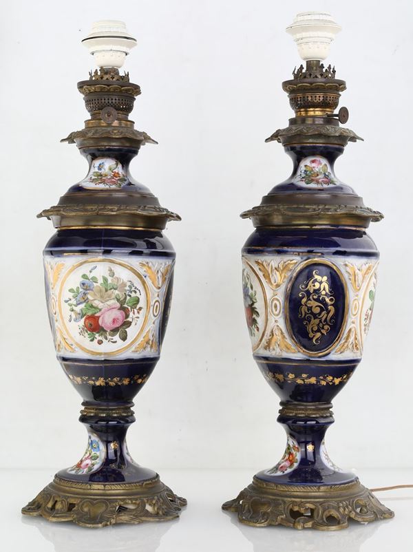Coppia di lampade ad olio in porcellana ed antimonio, fine XIX/inizio XX secolo  - Asta ASTA A TEMPO - SENZA RISERVA - - Casa d'Aste Arcadia