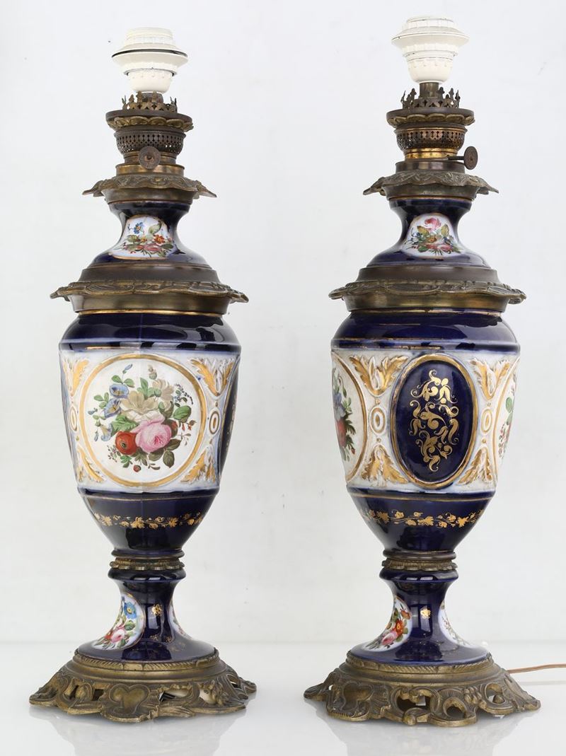 Coppia di Lampade Ad Olio in Porcellana ed Antimonio, Fine XIX/inizio XX Secolo
