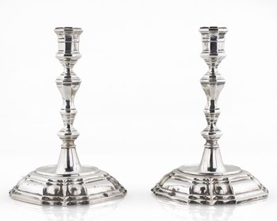 Coppia di Candelieri da Tavola in Argento, Germania, Prima Metà del XVIII Secolo, Argentiere...