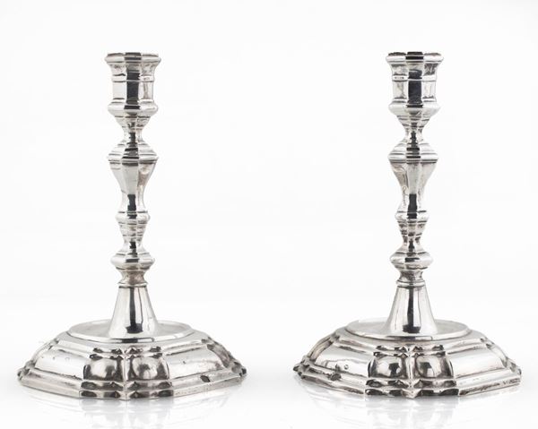 Coppia di candelieri da tavola in argento, Germania, prima met&#224; del XVIII secolo, argentiere F.R.