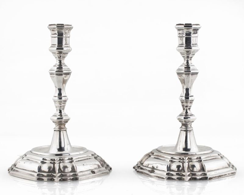 Coppia di Candelieri da Tavola in Argento, Germania, Prima Metà del XVIII Secolo, Argentiere...