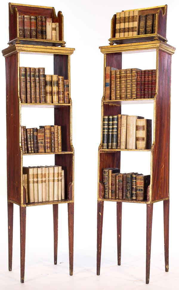 Coppia di piccole librerie a due corpi in legno dipinto, fine del XIX secolo
