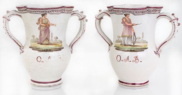 Due antichi vasi biansati in maiolica policroma