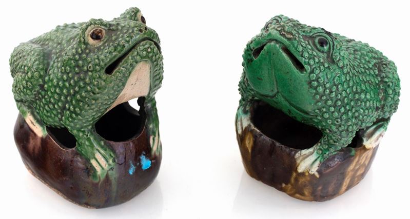 Coppia di Rane in Ceramica Smaltata a Tre Colori, Cina, XX Secolo