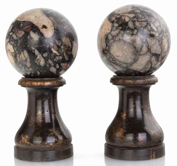 Coppia di sfere in breccia africana, XVIII secolo  - Asta Fine Antiques e Tappeti - Casa d'Aste Arcadia