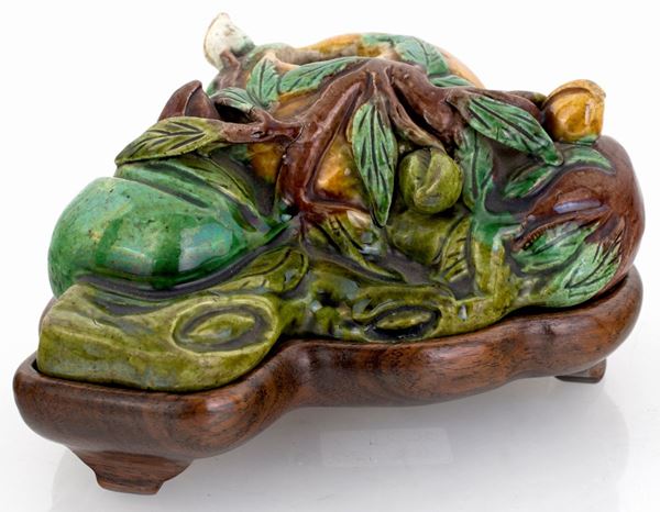 Sciacqua pennelli fitomorfo in ceramica smaltata, Cina, XX secolo