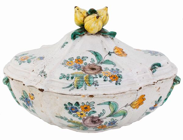Zuppiera in maiolica, Cerreto Sannita, XVIII secolo  - Asta Fine Antiques e Tappeti - Casa d'Aste Arcadia
