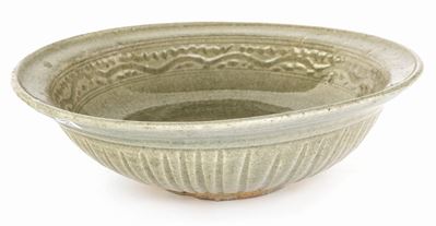 Piatto Fondo in Ceramica Invetriata Celadon, Thailandia, Sukhothai, Distretto di Sawankhalok, XV-...