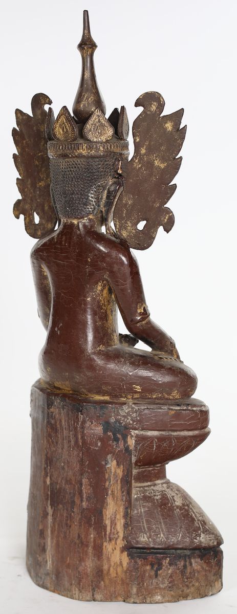 Buddha Bhumisparsha in Legno Laccato Rosso con Tracce di Doratura, Birmania, XIX Secolo