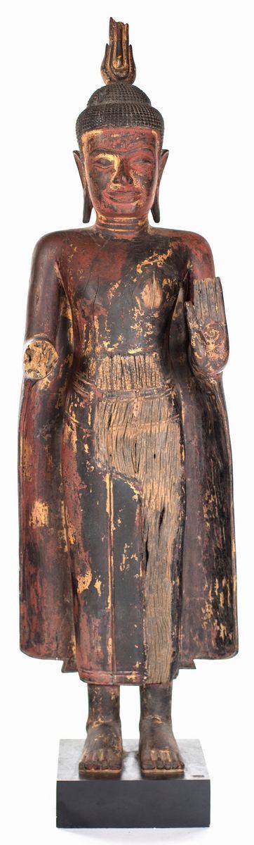 Grande figura di Buddha Abhayamudra in legno laccato rosso con tracce di doratura, Cambogia, fine del XIX secolo