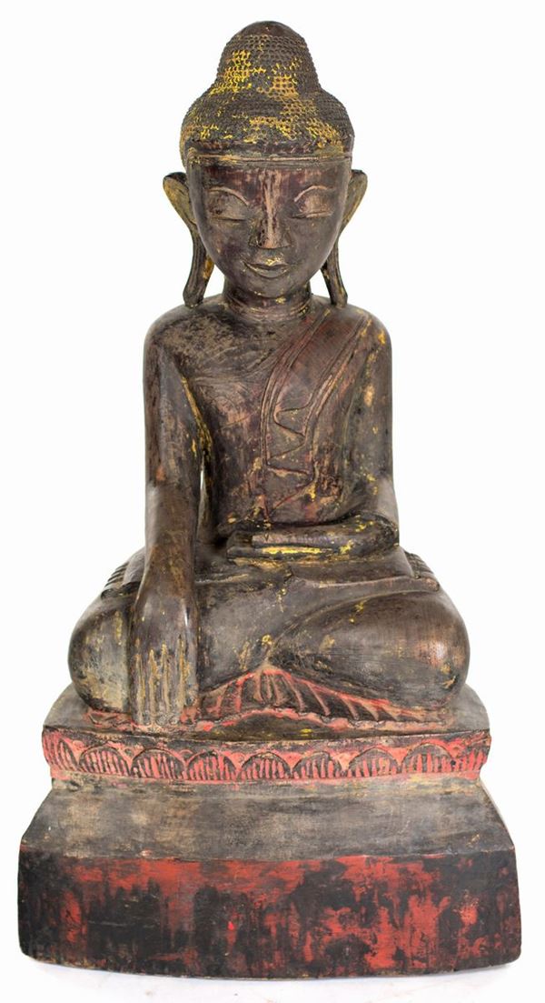 Buddha Bhumisparsha in legno con tracce di cromia rossa e doratura, Birmania, inizio del XIX secolo