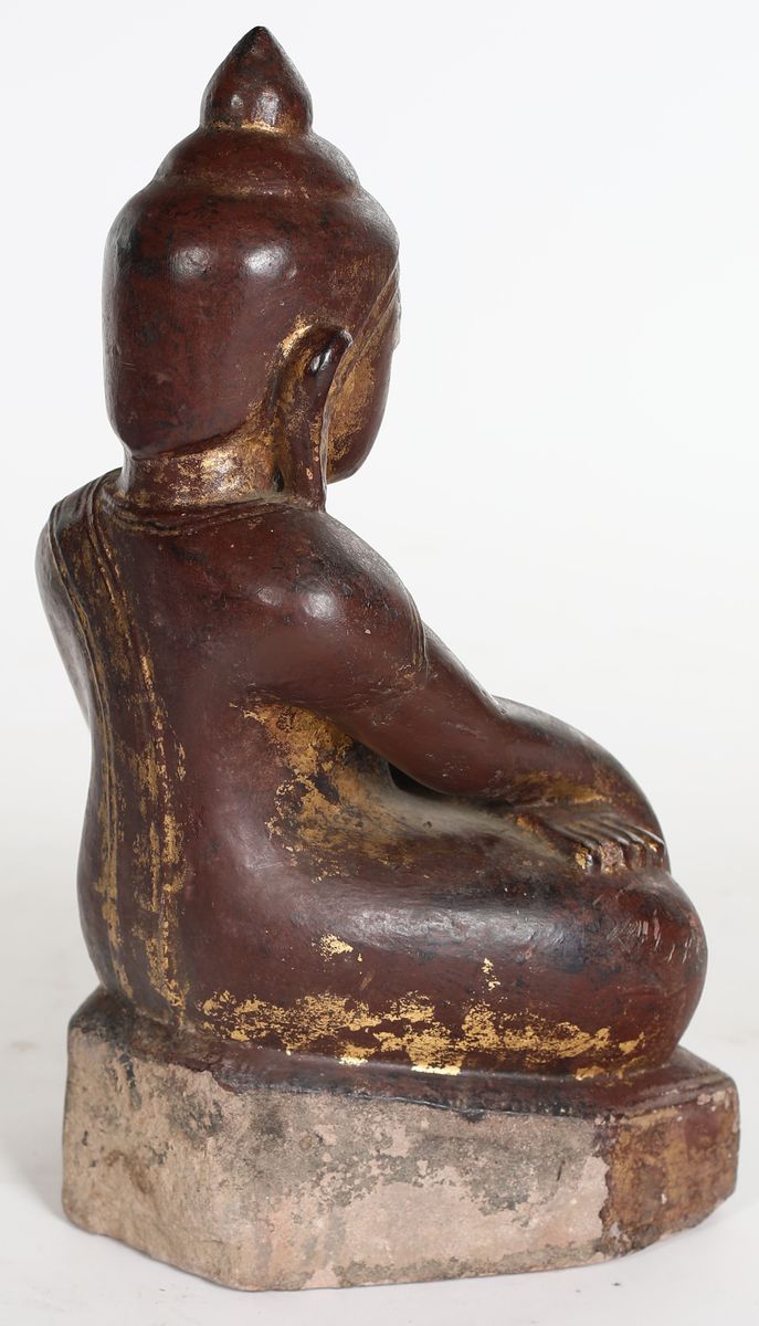 Buddha Bhumisparsha in Pietra Arenaria Laccata in Rosso e Dorata, Birmania, XIX Secolo