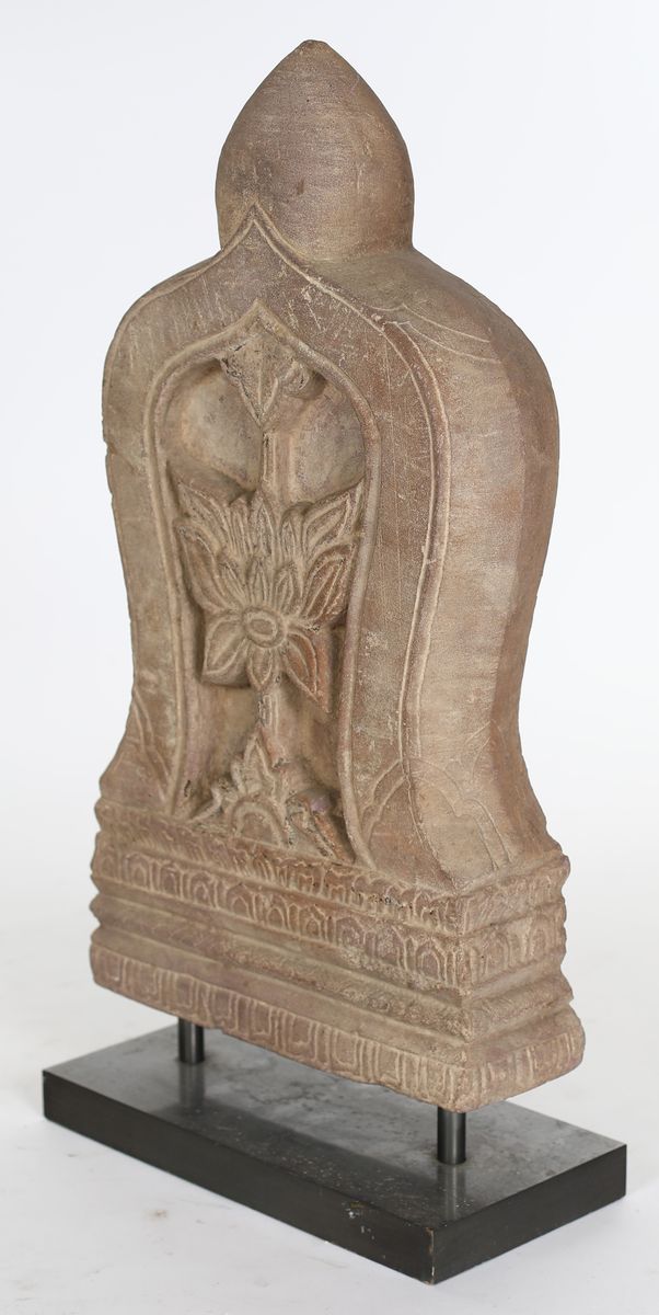 Edicola in Pietra Arenaria Rosa con Tracce di Doratura, Birmania, XIX Secolo