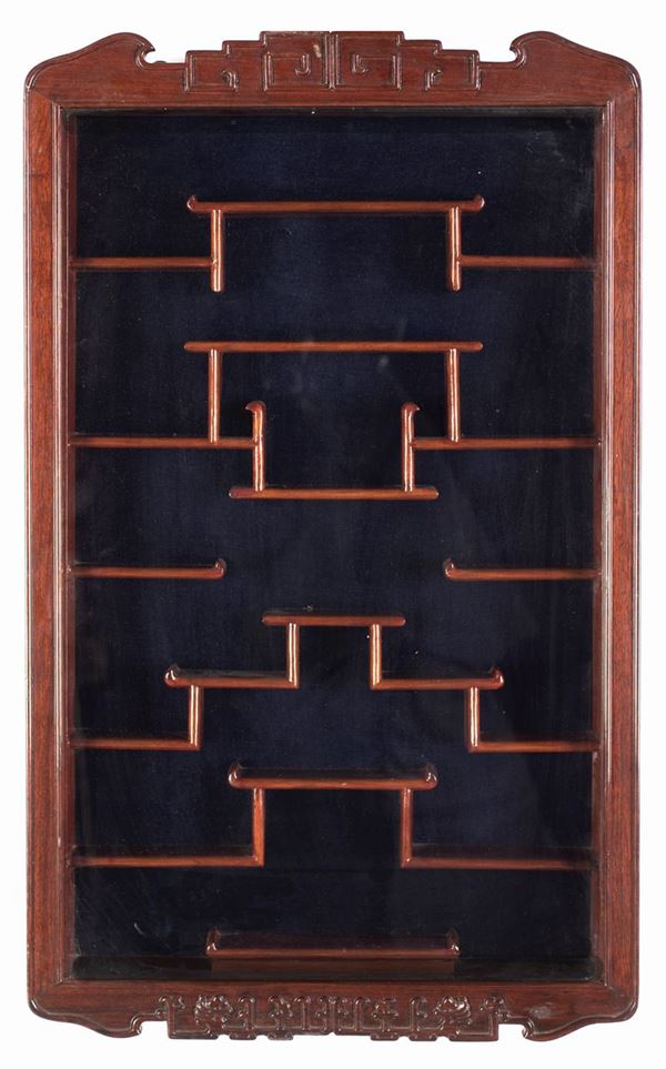 Vetrina pensile in legno, Cina, XX secolo  - Asta Arte Asiatica - Casa d'Aste Arcadia