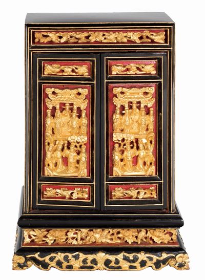 Piccolo Altare da Viaggio in Legno Laccato e Dorato, Cina, XX Secolo