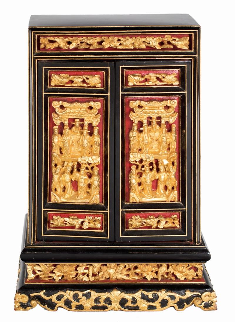Piccolo Altare da Viaggio in Legno Laccato e Dorato, Cina, XX Secolo