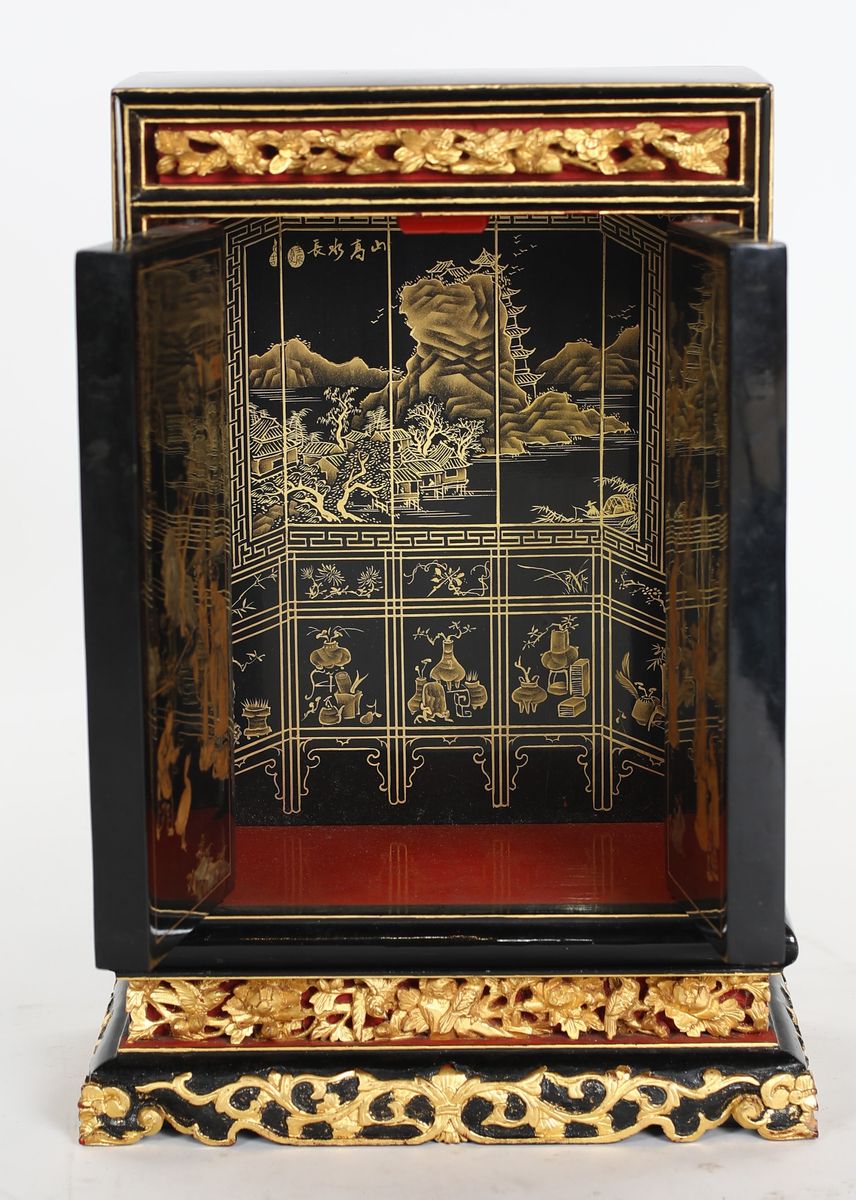 Piccolo Altare da Viaggio in Legno Laccato e Dorato, Cina, XX Secolo