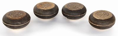 Quattro Contenitori Portaessenze in Ceramica Invetriata Bruna, Cina, Dinastia Qing, Inizio del XV...