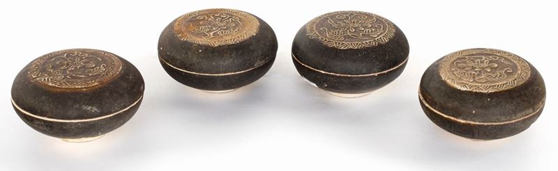 Quattro Contenitori Portaessenze in Ceramica Invetriata Bruna, Cina, Dinastia Qing, Inizio del XV...