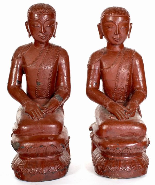 Coppia di sculture in legno laccato rosso, Lanna del Nord, Thailandia, met&#224; del XIX secolo