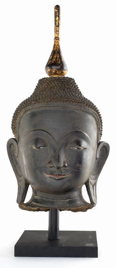 Testa di Buddha in Lacca Nera e Carta Pesta su Stoffa, Birmania, XIX Secolo