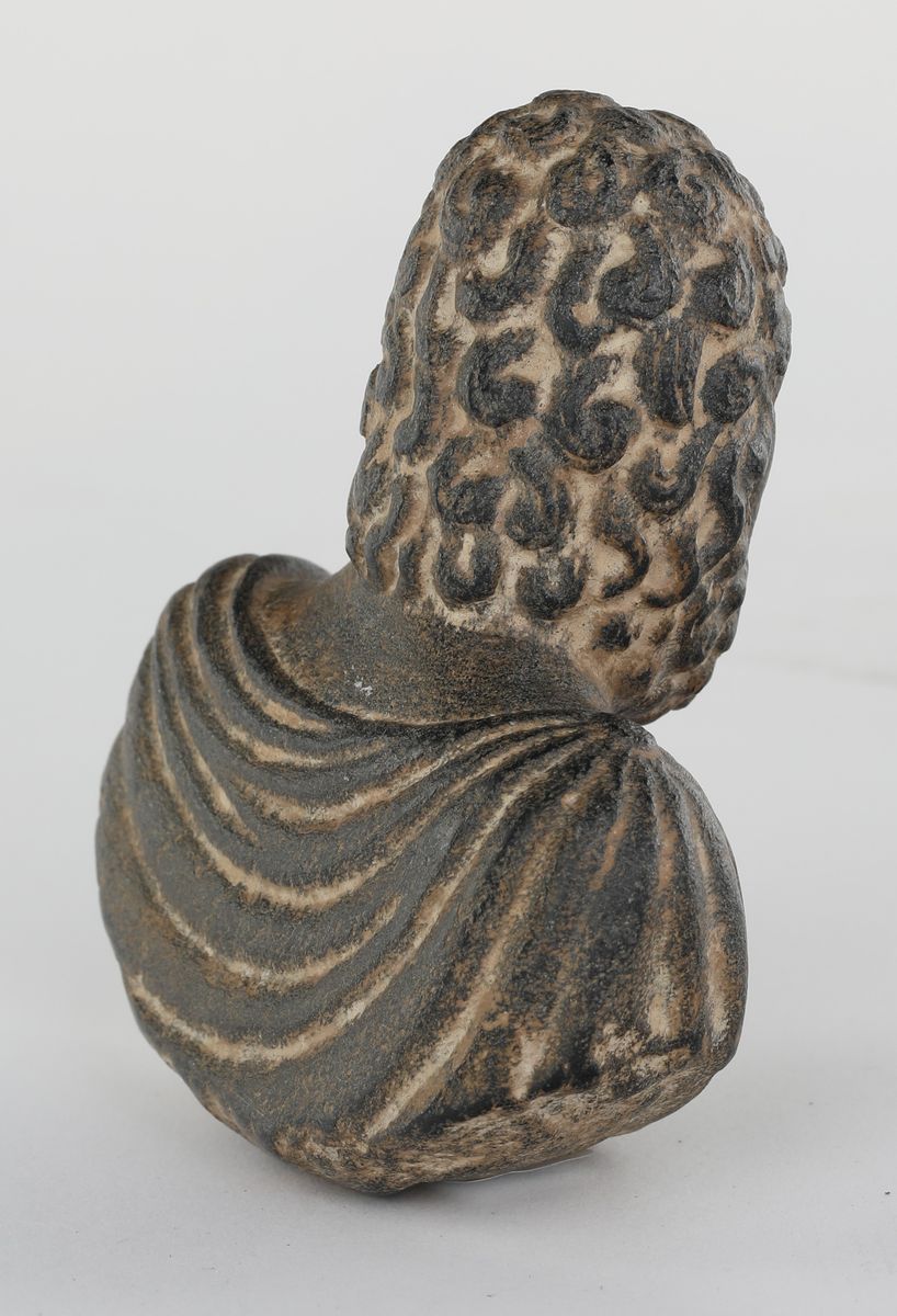 Piccolo Busto Maschile in Scisto Nero, Area Storica del Gandhara, III-IV Secolo