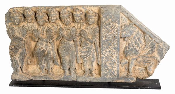 Parte di elemento architettonico (lintel) in scisto grigio scolpito in bassorilievo, area storica del Gandhara IV-V secolo