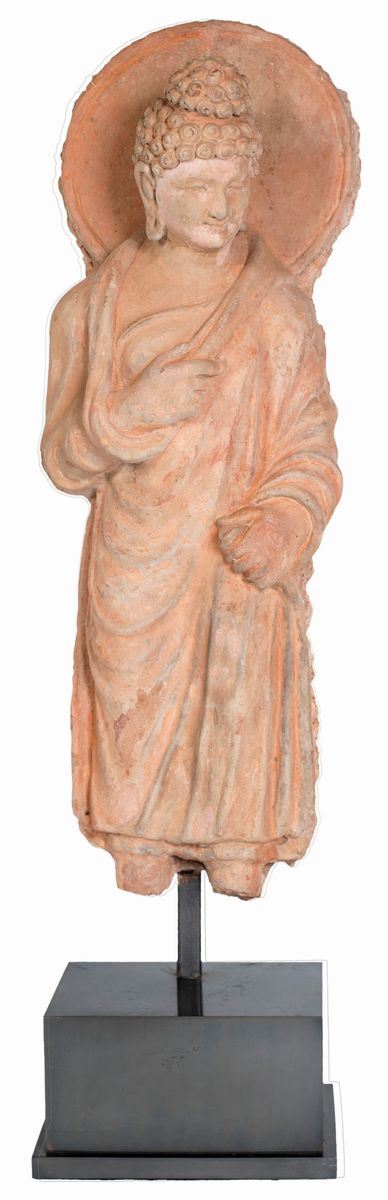Grande Figura di Buddha Stante in Terracotta, Area Storica del Gandhara, II-III Secolo