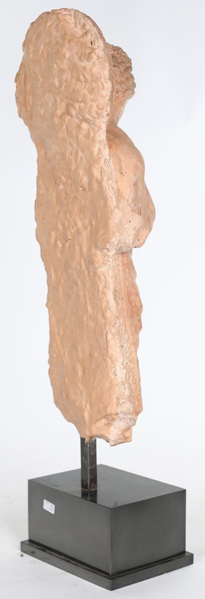 Grande Figura di Buddha Stante in Terracotta, Area Storica del Gandhara, II-III Secolo