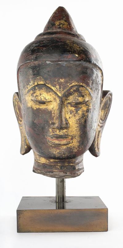 Testa di Buddha Shakyamuni in Arenaria Laccata in Nero e Rosso con Tracce di Doratura, Stato Shan...