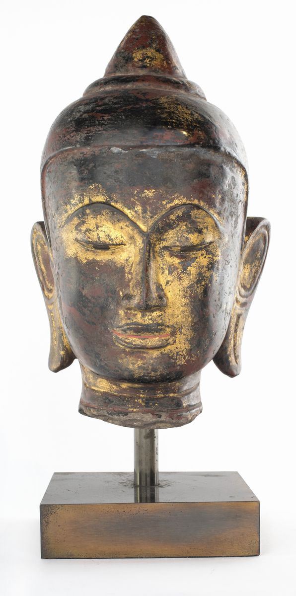 Testa di Buddha Shakyamuni in Arenaria Laccata in Nero e Rosso con Tracce di Doratura, Stato Shan...